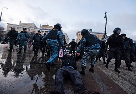 Группа молодежи с газовыми баллончиками задержана у метро "ВДНХ" в Москве