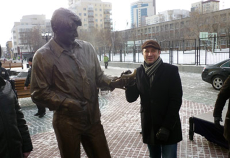 В Екатеринбурге установлен бронзовый памятник Гене Букину