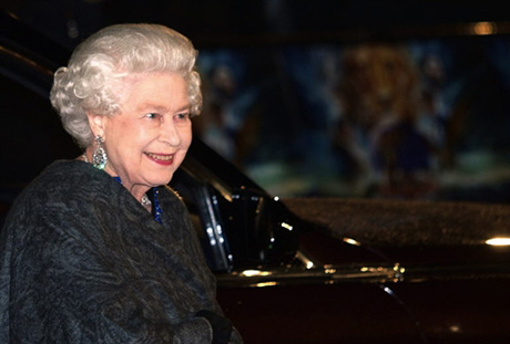 Елизавета II посмотрела "Хроники Нарнии" в лондонском кинотеатре
