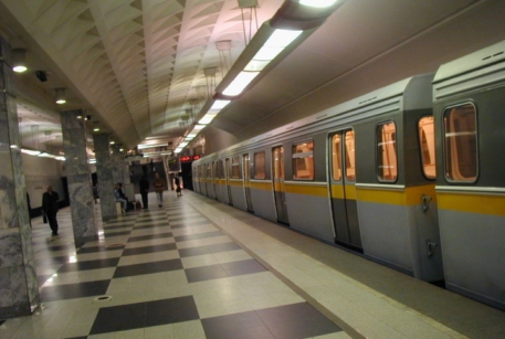 В Москве на станции метро "Марьино" под поезд упал человек