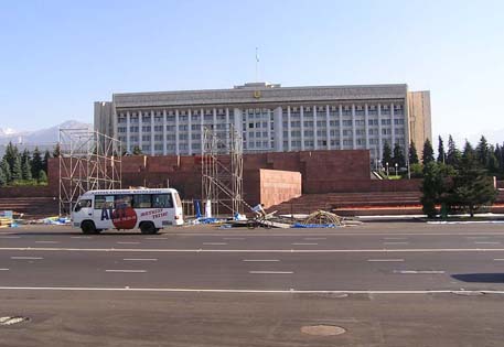 В акимате Алматы отказываются отвечать на тему "Хаммеров"