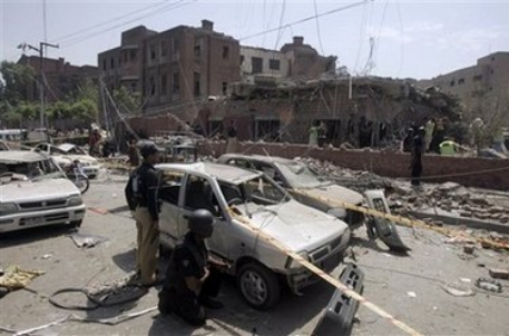 В результате трех взрывов в Пакистане погибли 40 человек