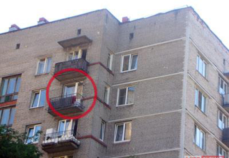 В Петербурге мать с двумя детьми выбросилась с восьмого этажа