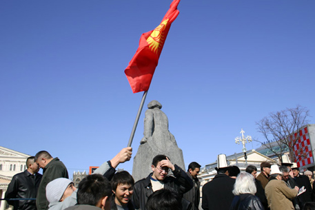 Молодежь Киргизии призвала временное правительство к открытости
