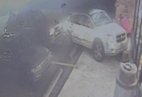 В Филадельфии машина вмазала мужчину в витрину магазина и скрылась