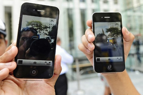 Стив Джобс объяснил ухудшение приема сигнала на iPhone 4
