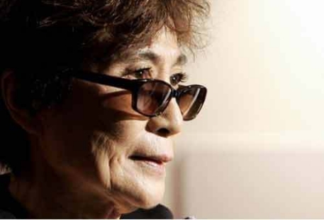 Йоко Оно попросила отказать убийце Леннона в освобождении