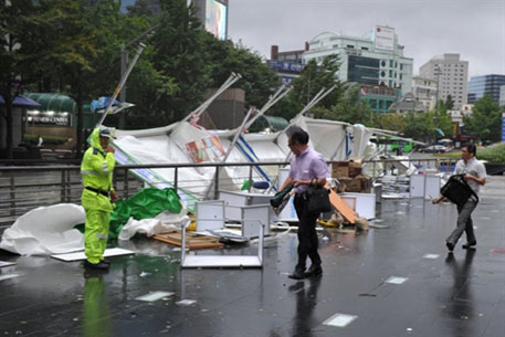 Два человека стали жертвами тайфуна "Компасу" в Южной Корее