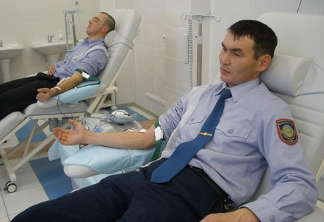 Североказахстанские полицейские сдали 30 литров крови
