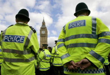 В беспорядках в Лондоне ранены восемь полицейских