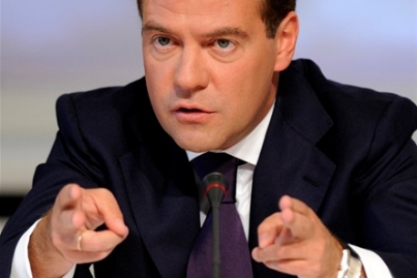 Медведев раскритиковал чиновников в своем микроблоге в Twitter