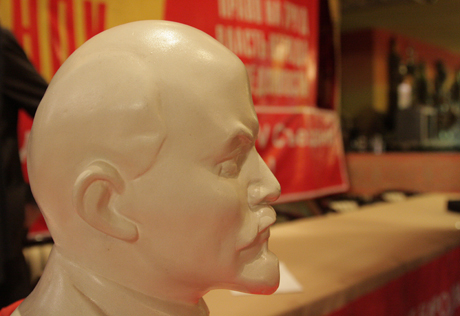 Песня "Ленин такой молодой" открыла срочный съезд КНПК