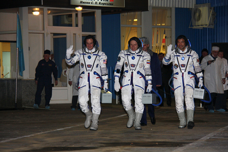 "Союз ТМА-17" с тремя космонавтами приземлился в Казахстане