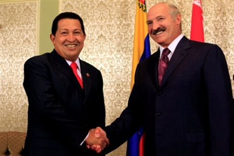 Чавес передал Лукашенко привет от "оси зла"