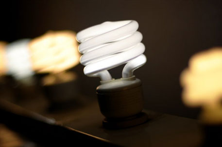 Лужков заменит обычные лампочки на энергосберегающие 
