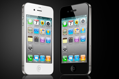 Против Apple подали первый групповой иск по поводу iPhone 4