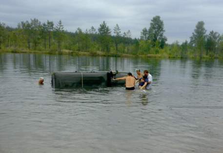 Автомобиль с пятью людьми утонул в канале в Приморье