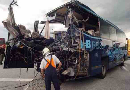 Пассажирский автобус протаранил 21 машину в Боливии