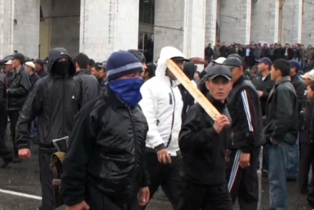 Митингующие захватили администрацию Иссык-Кульской области