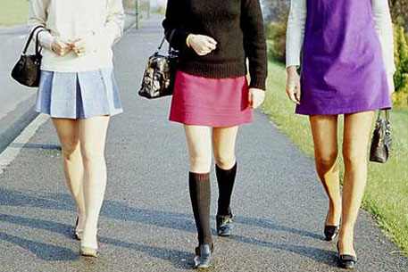 Британским школьницам запретили мини-юбки