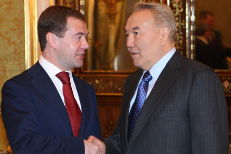 Назарбаев пригласил Медведева участвовать в саммите ОБСЕ