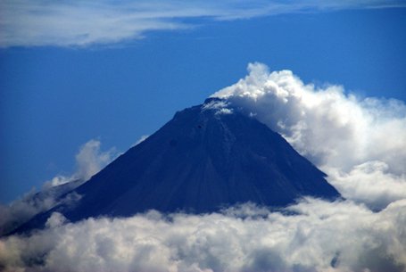 Авиакомпании отменили рейсы в Индонезию из-за вулкана