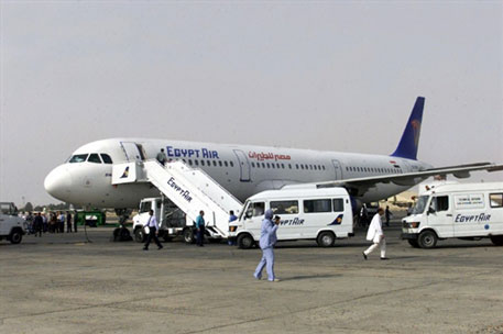 В аэропорту Каира самолет с пассажирами врезался в столб