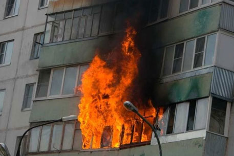 В Москве возле Курского вокзала загорелся жилой дом