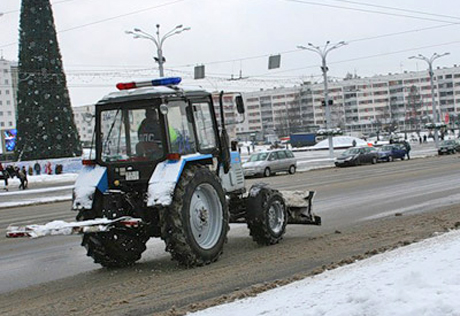 Милиция Беларуси пересела со служебных автомобилей на отечественные тракторы