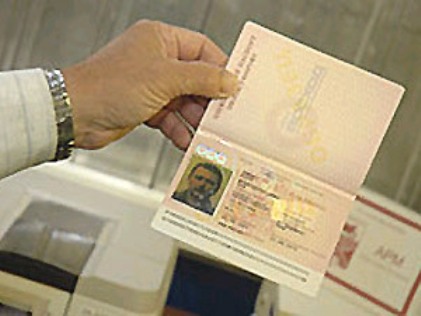 Казахстанец хотел провезти в Кыргызстан 10 иранских паспортов