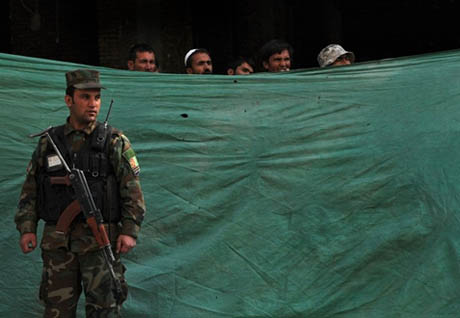 Тысячи непосчитанных бюллетеней обнаружили в "запасниках" афганского ЦИК