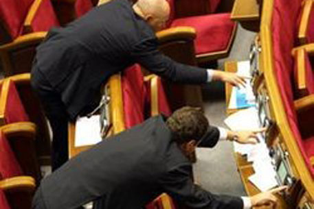 Депутатов Госдумы обяжут ходить на все пленарные заседания
