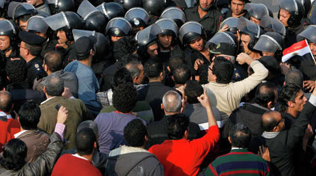 Демонстранты подожгли правительственное здание в Египте