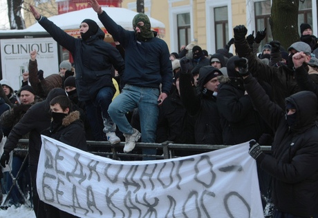 Митингующие националисты в Москве дошли до станции "Сокольники"