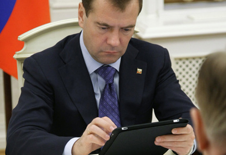 Медведев пообещал найти нападавших на Кашина