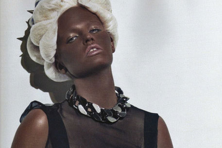 Vogue осудили за превращение европейки в темнокожую