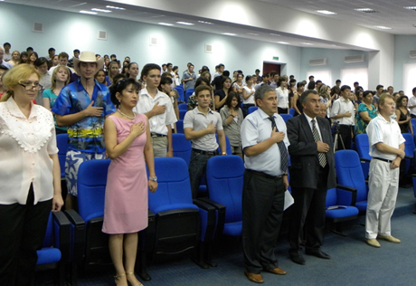 В Узбекистане граждан обязали слушать гимн с рукой у сердца