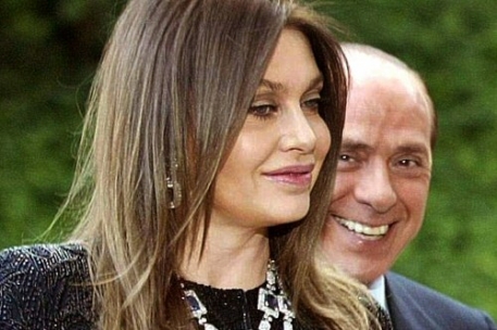 Супруга Берлускони назвала его посмешищем