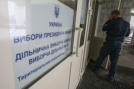 На Украине у избирательных участков скончались два человека