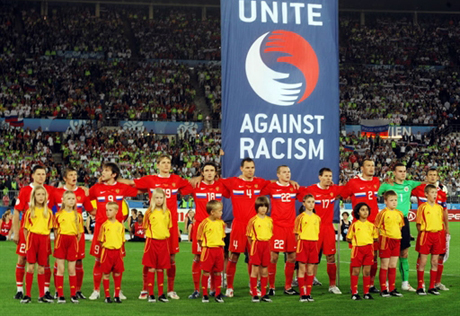 Российские футбольные клубы будут наказывать за расизм фанатов