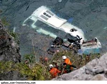 Школьный автобус рухнул в реку, тела ищут