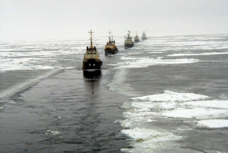 В Охотском море обледенело судно с 30 россиянами на борту