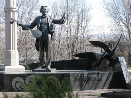 В Алматы пройдет конкурс на лучший проект памятника Нургисе Тлендиеву