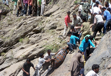 В Индии при падении автобуса в реку погибло 26 человек