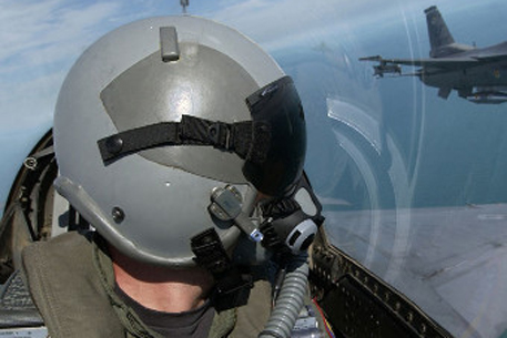 Пилотов истребителей F-16 научат наводить оружие взглядом