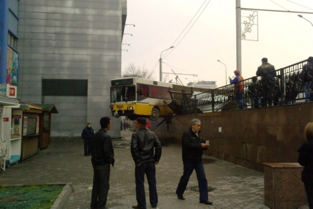 В Алматы пассажирский автобус протаранил остановку