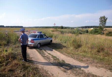 Милиционер на автомобиле сбил двух школьников на мопеде в Тульской области