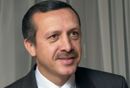 Метателя ботинка в премьер-министра Турции арестовали