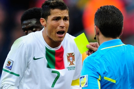 Португалия потребовала отменить желтую карточку Роналду
