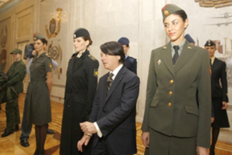 Новую форму в 2010 году получат только выпускники военных вузов